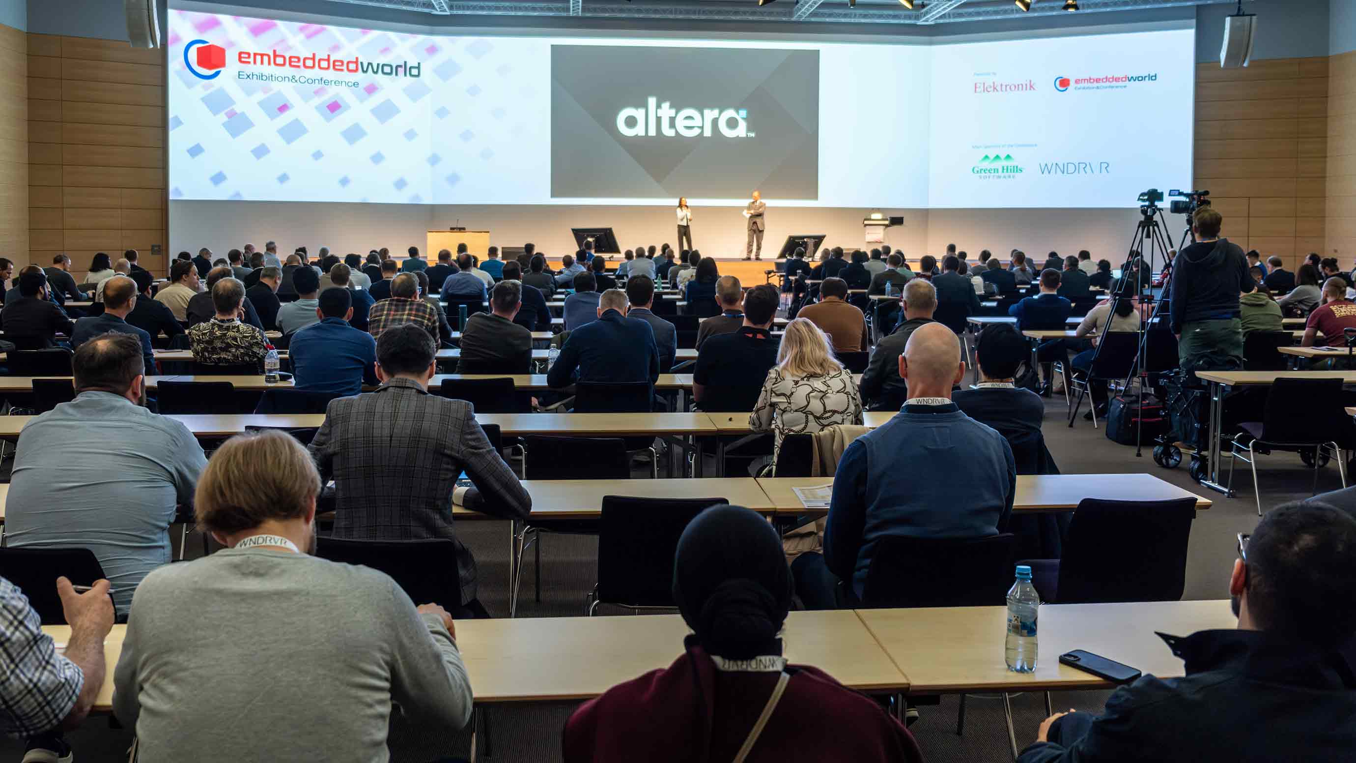 Teilnehmer auf Stühlen, die an der embedded world conference teilnehmen