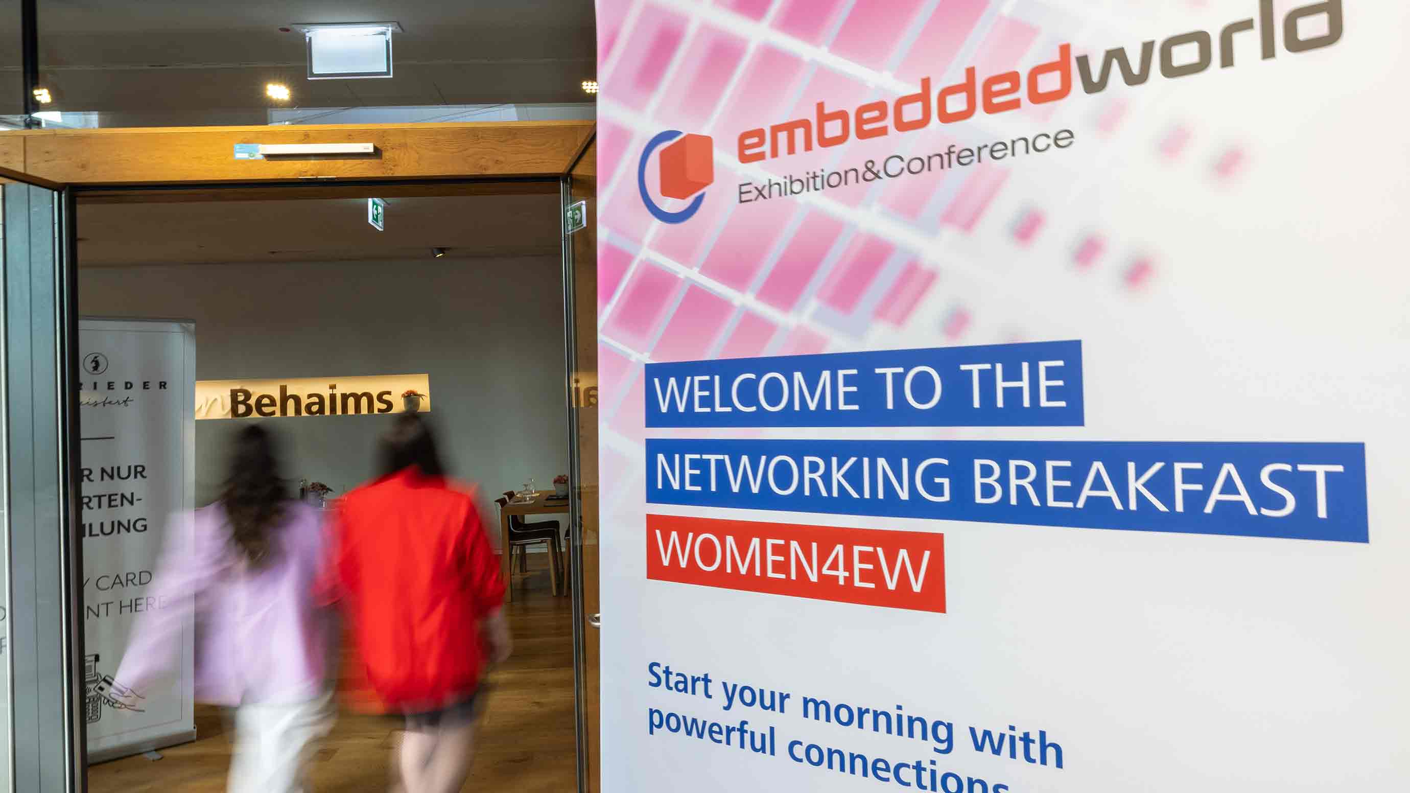 Veranstaltungsschild „Networking Breakfast WOMEN4EW“ am Eingang