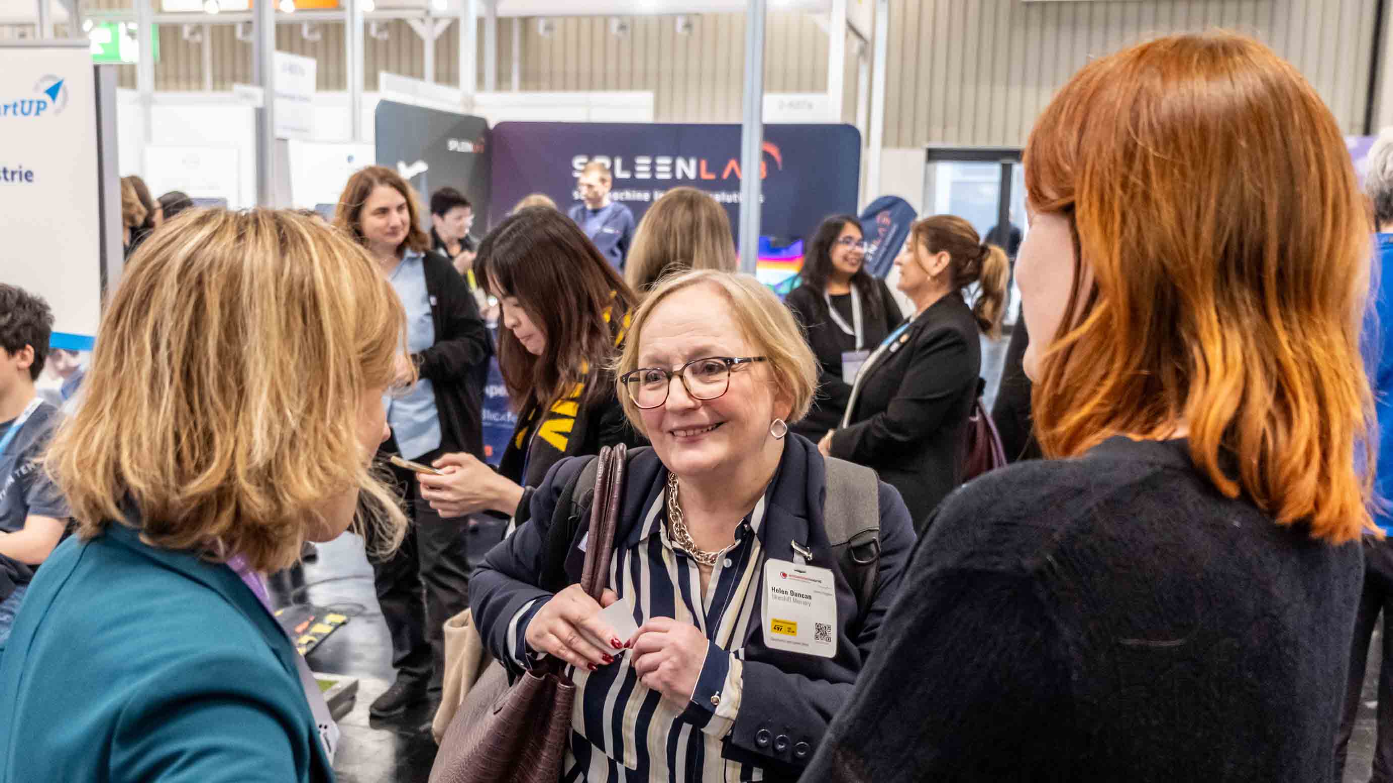 Female experts networking at women4ew